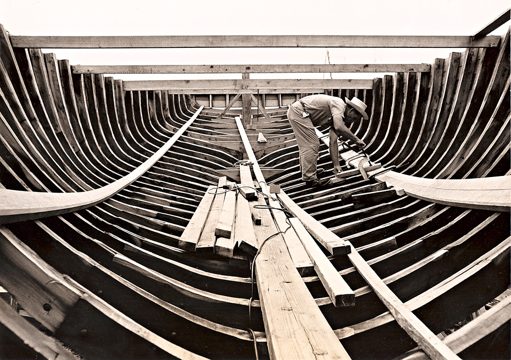 basil-sands-working-on-a-boatwh-albury-yard-1960.jpg